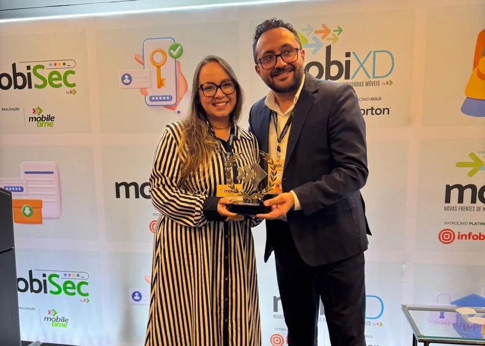 The Vínculoo® team holding the Mobile Time Selection Award 2026 trophy at the 5th MobiXD in São Paulo.