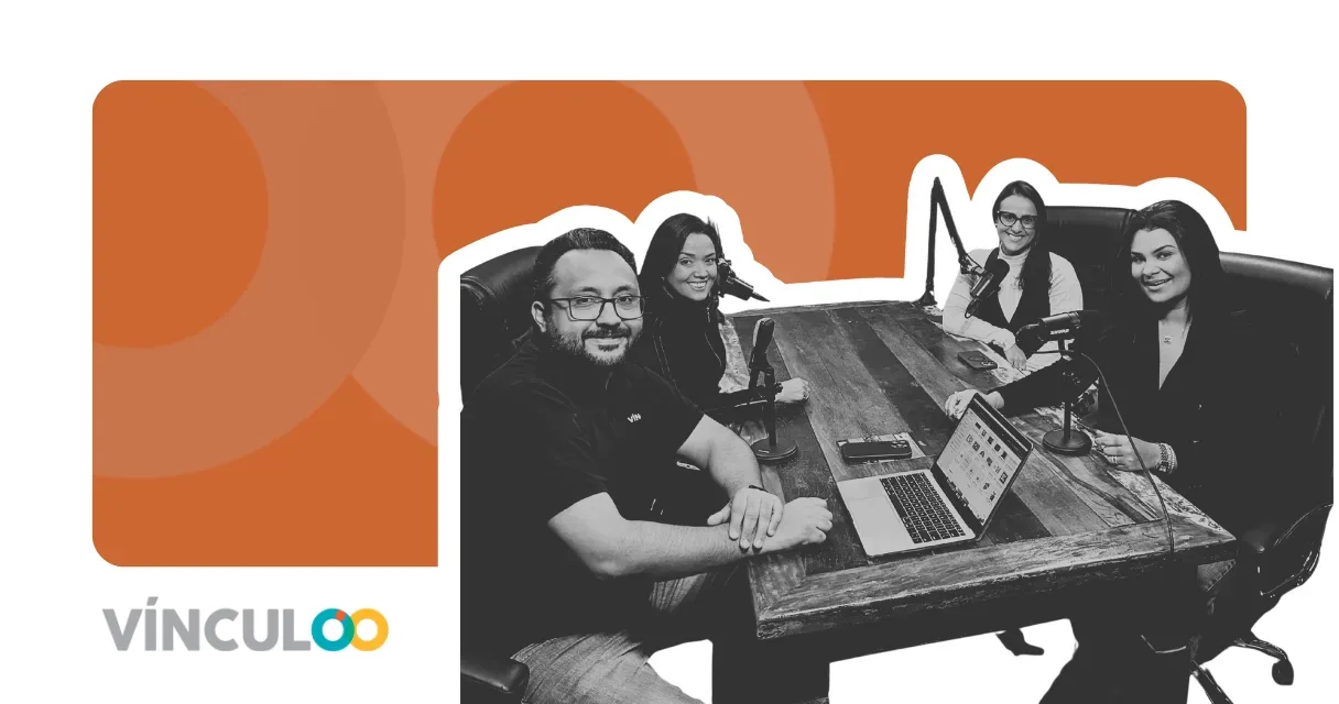 Vínculoo® Podcast card on an orange background, with four people sitting at a recording table with microphones