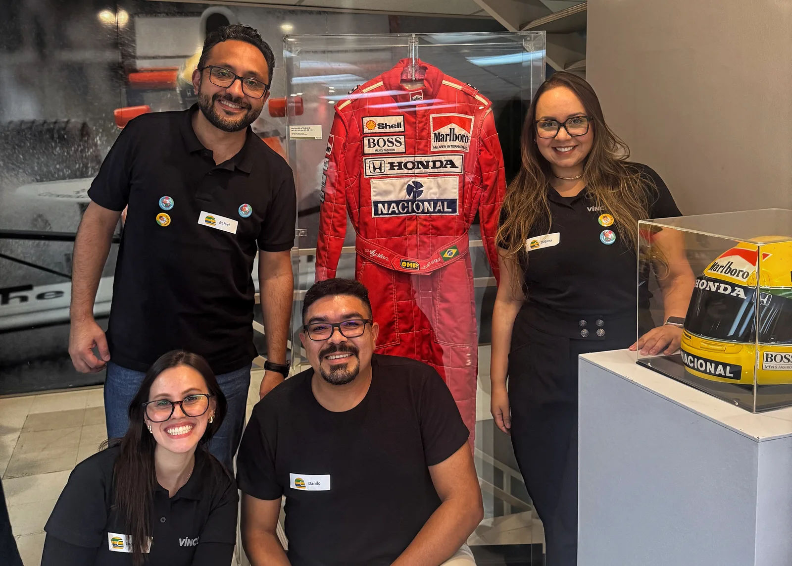 The Vínculoo® team gathered around Ayrton Senna’s racing suit at Instituto Ayrton Senna.