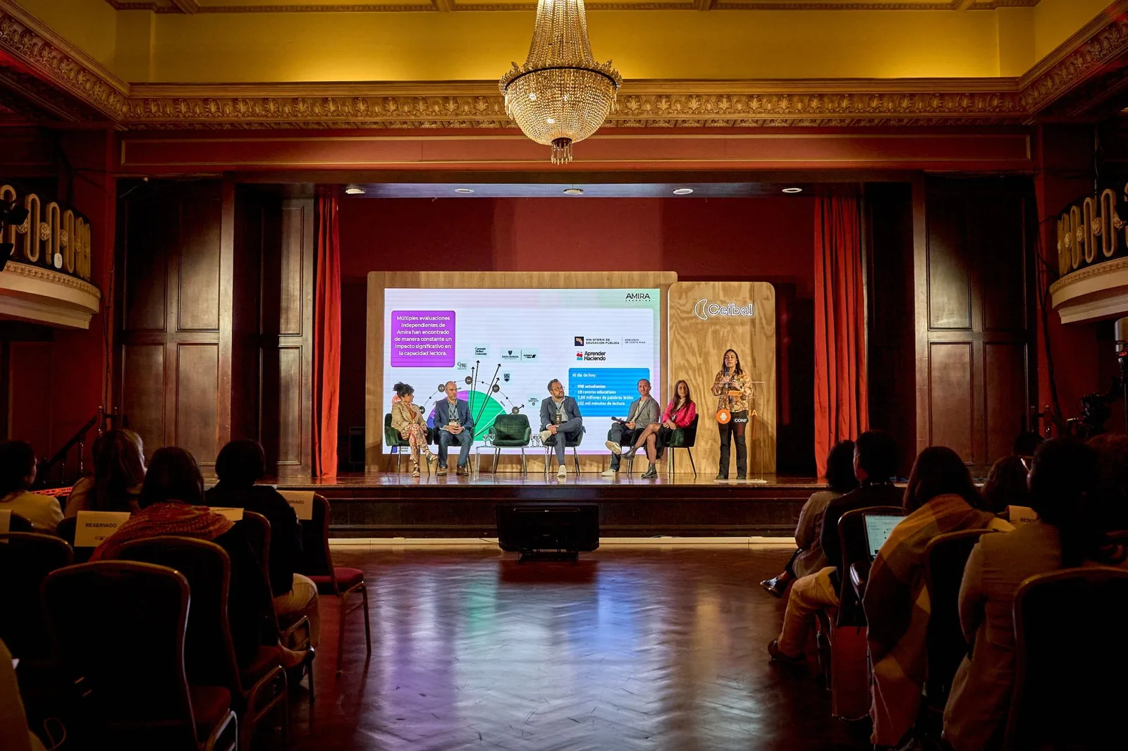 Rafael Anselmo, fundador da Vínculoo®, durante o painel do IA Presente no congresso EduIA, em Montevidéu.